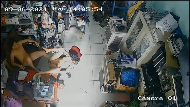 Cô vợ Ông chồng làm tình nhau trong của hàng máy tính